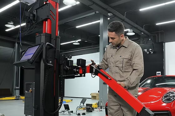 Profesyonel oto servis — lift üzerinde araçlar