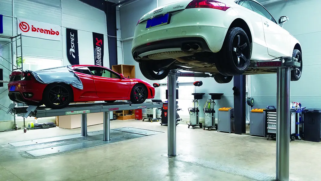 Mavi BMW servis platformunda bakım